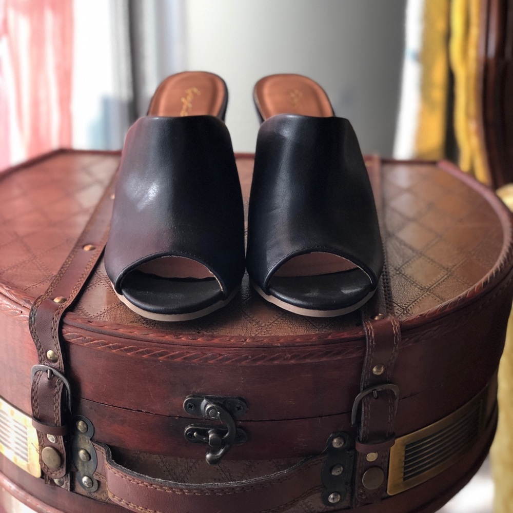 NWT Qupid black mules